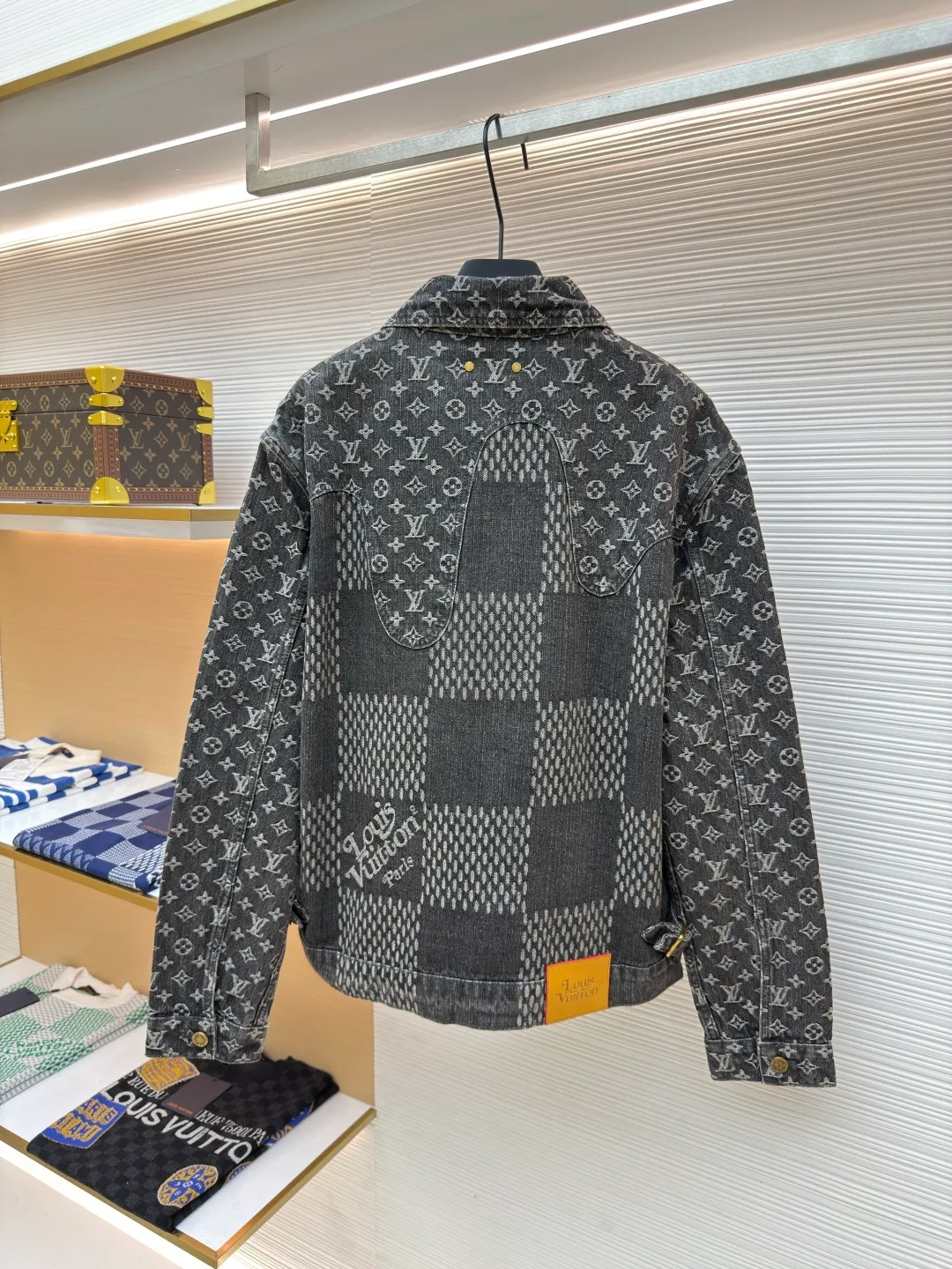 LOUIS VUITTON x Nigo classic checkerboard denim jacket ●Authentic product: purchased and developed by 14309 ●Item number: 1680328-B60 ●Fabric: denim fabric ●Technology: jacquard production ●Version: fitted version ●Weight: about 1015 grams ●Size: 46-48-50-52 ●Description: After manual typesetting and positioning and cutting, the fabric wear is very large, the cuffs are aligned, the back jacquard is lined up horizontally, the front and back splicing process perfectly restores the original effect, the jacquard pattern size and spacing are the same, the pattern width is consistent, and the workmanship is very complicated. The overall wiring is straight and delicate, the fabric is comfortable and soft, and the color is consistent without color difference. It can be matched with the same style to create a fashionable look and control various occasions. Customized accessories, complete with three standards, same style for men and women!